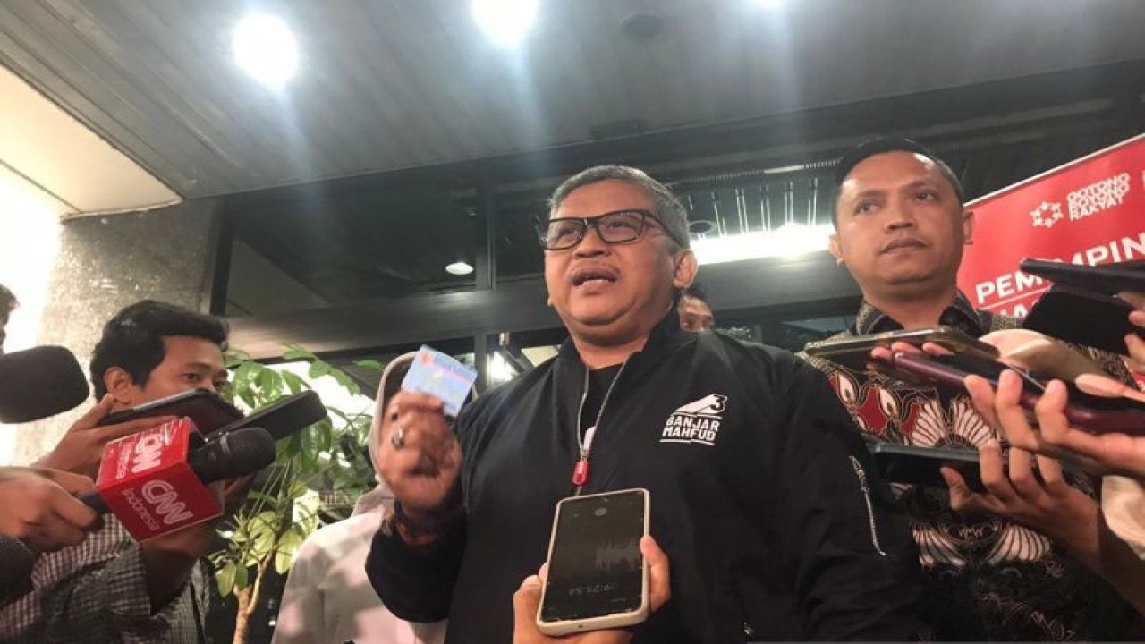 Sekretaris Jenderal Partai Demokrasi Indonesia Perjuangan (PDIP) Hasto Kristiyanto di Posko Pemenangan TPN Ganjar-Mahfud Jakarta, Rabu (13/12/2023). ANTARA/Devi Nindy