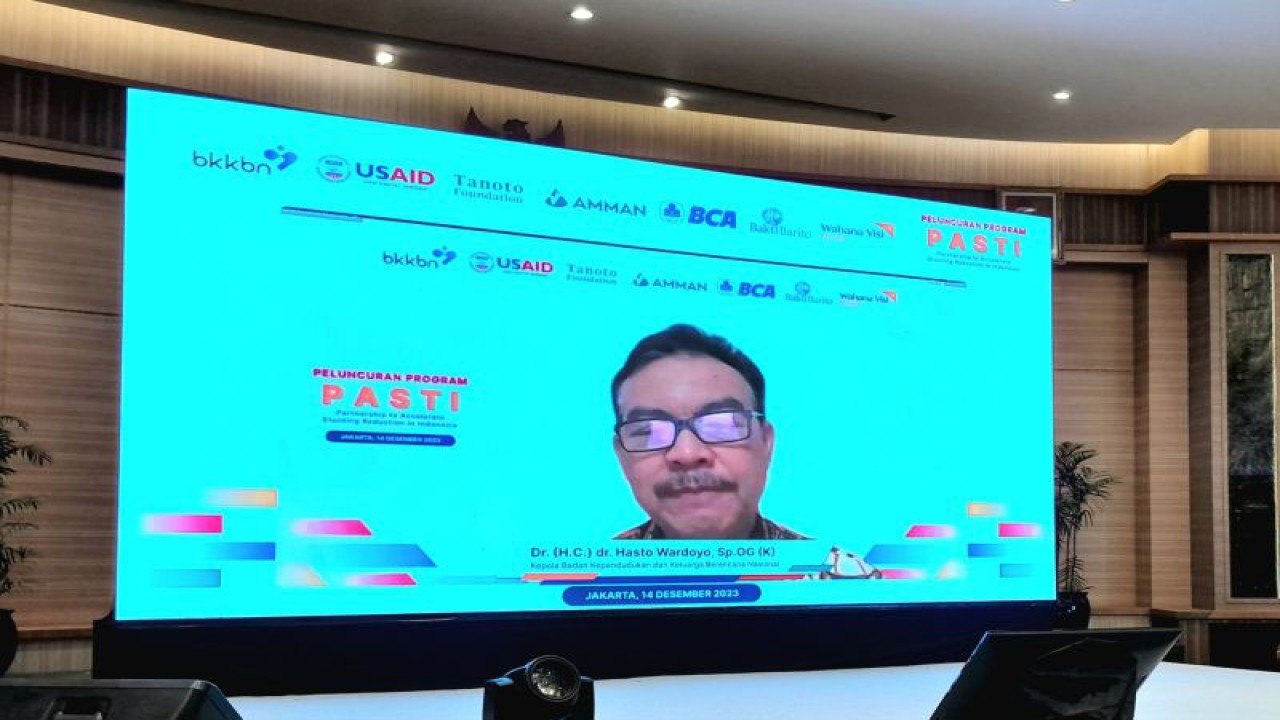 Kepala BKKBN Hasto Wardoyo menyampaikan sambutan secara daring dalam acara diskusi bersama mitra terkait program Pasti di Jakarta, Kamis (14/12/2023). (ANTARA/Lintang Budiyanti Prameswari)