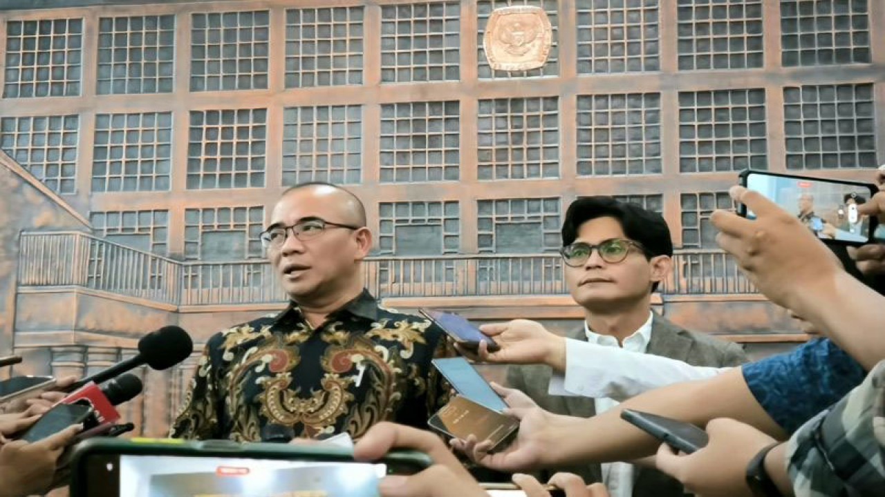 Ketua KPU RI Hasyim Asy'ari bersama anggota KPU RI August Mellaz melakukan sesi tanya jawab dengan media terkait debat cawapres di Kantor KPU RI, Jakarta, Senin (18/12). (ANTARA/Hana Kinarina)
