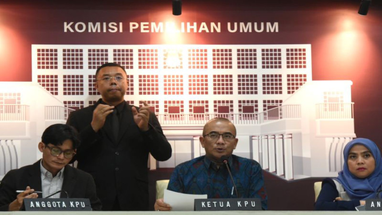 Ketua KPU Hasyim Asy'ari (tengah) didampingi Komisioner KPU August Mellaz (kiri) dan Betty Epsilon Idroos (kanan) memberikan keterangan pers kesiapan debat calon wakil presiden Pemilu 2024 di Media Center KPU, Jakarta, Kamis (21/12/2023). . ANTARA FOTO/Indrianto Eko Suwarso/Spt.