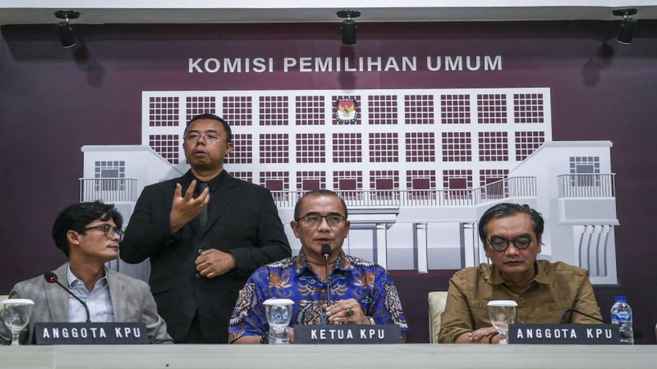 Ketua KPU Hasyim Asy'ari (tengah) bersama Anggota KPU Yulianto Sudrajat (kanan), August Mellaz (kiri) memberikan keterangan pers terkait persiapan debat capres dan cawapres Pemilu 2024 di Gedung KPU, Jakarta, Senin (11/12/2023). Komisi Pemilihan Umum (KPU) akan menggelar debat perdana Pilpres 2024 pada Selasa (12/12/2023) dengan tema Pemerintahan, Hukum, HAM, Pemberantasan Korupsi, Penguatan Demokrasi, Peningkatan Layanan Publik dan Kerukunan Warga. ANTARA FOTO/Galih Pradipta/aww. (ANTARA FOTO/GALIH PRADIPTA)