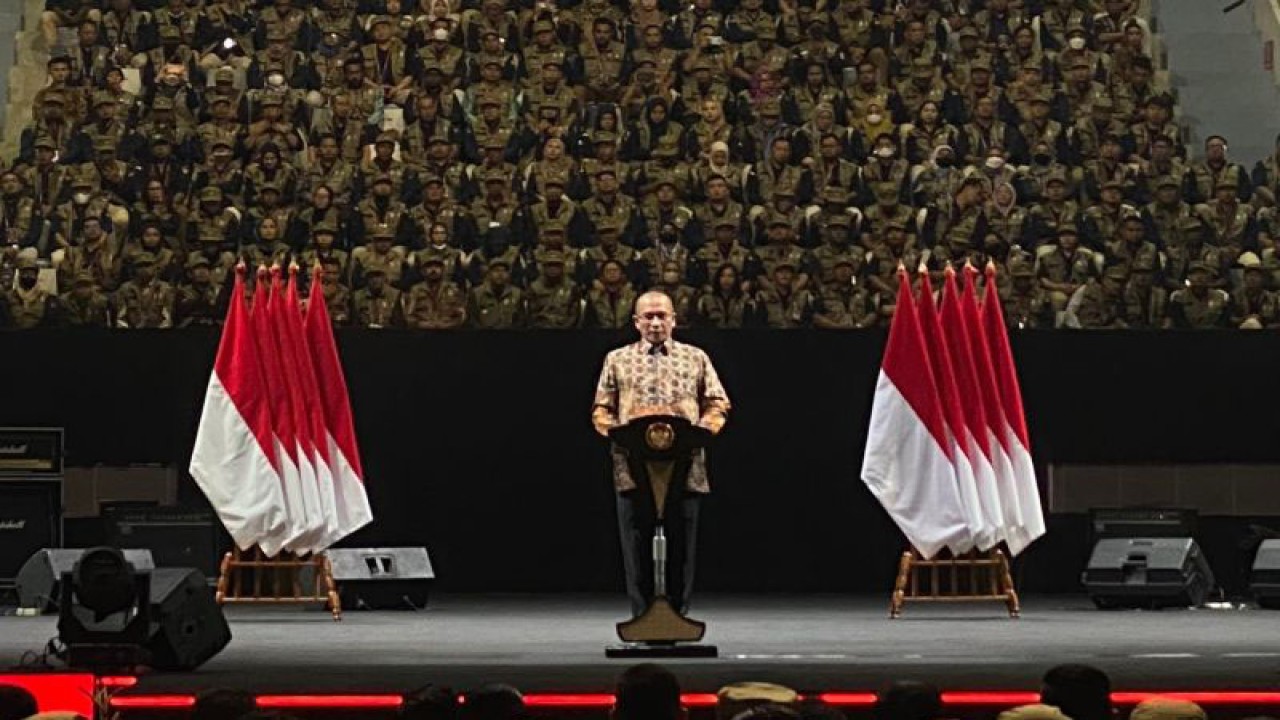Ketua KPU RI Hasyim Asy’ari saat menyampaikan hasil laporan KPU dalam Rapat Konsolidasi Nasional dalam rangka Kesiapan Pemilu 2024 di Istora Senayan, Gelora Bung Karno, Jakarta, Sabtu (30/12/2023). (ANTARA/Hreeloita Dharma Shanti)