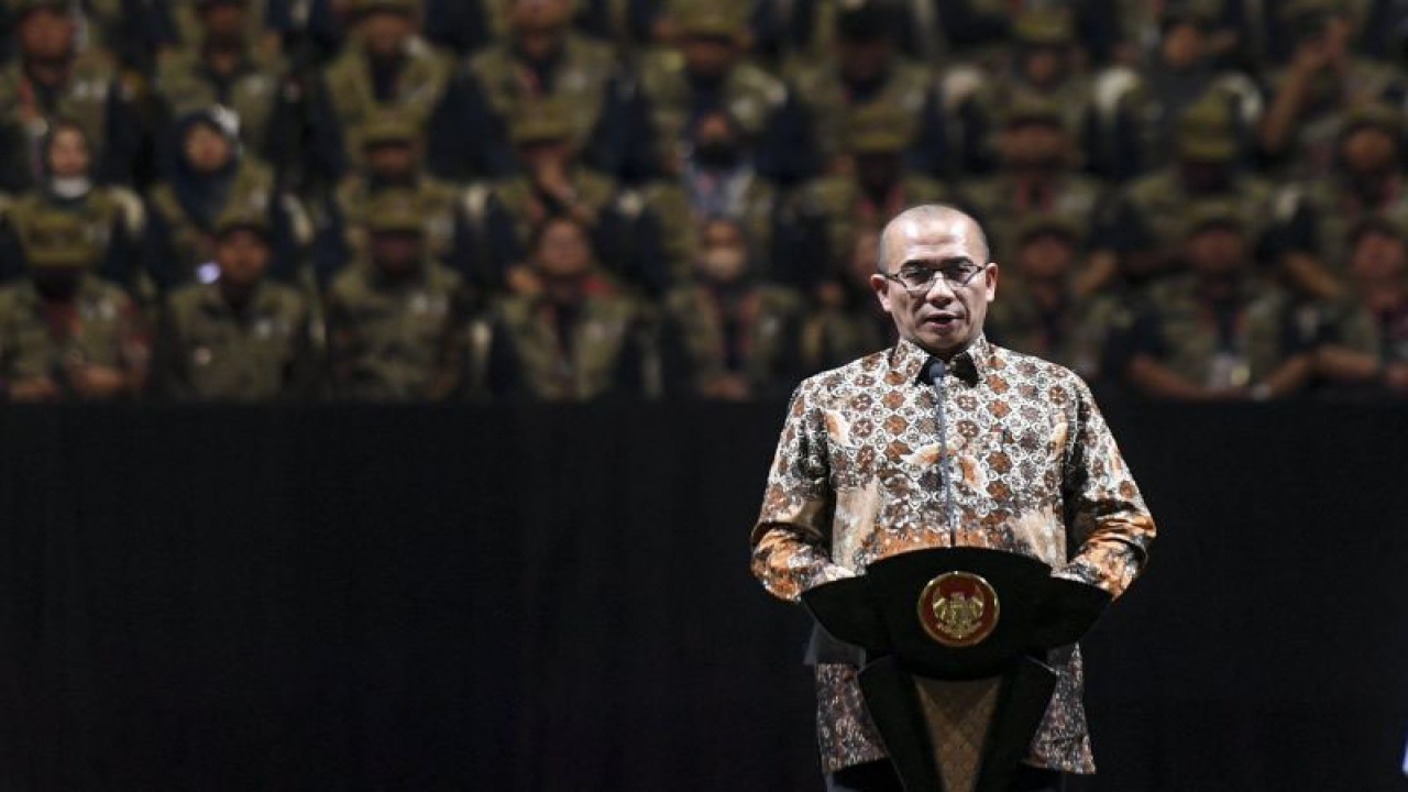 Ketua KPU RI Hasyim Asy'ari saat memberikan sambutan pada Rapat Konsolidasi Nasional dalam rangka Kesiapan Pemilu 2024 di Istora Senayan, Gelora Bung Karno, Jakarta, Sabtu (30/12/2023). (ANTARA FOTO/Hafidz Mubarak A/nz)