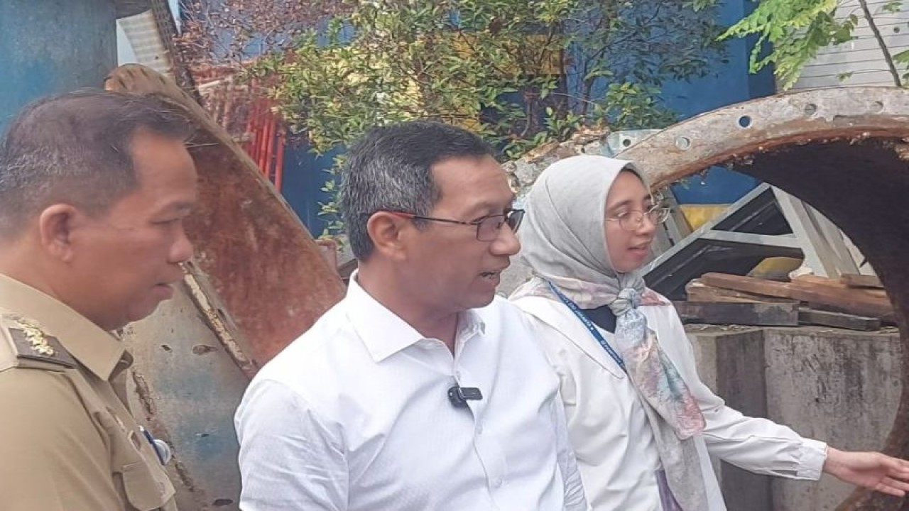 Penjabat Gubernur DKI Jakarta Heru Budi Hartono meninjau Rumah Pompa Waduk Pluit, Jakarta Utara, Selasa (5/12/2023). ANTARA/Abdu Faisal