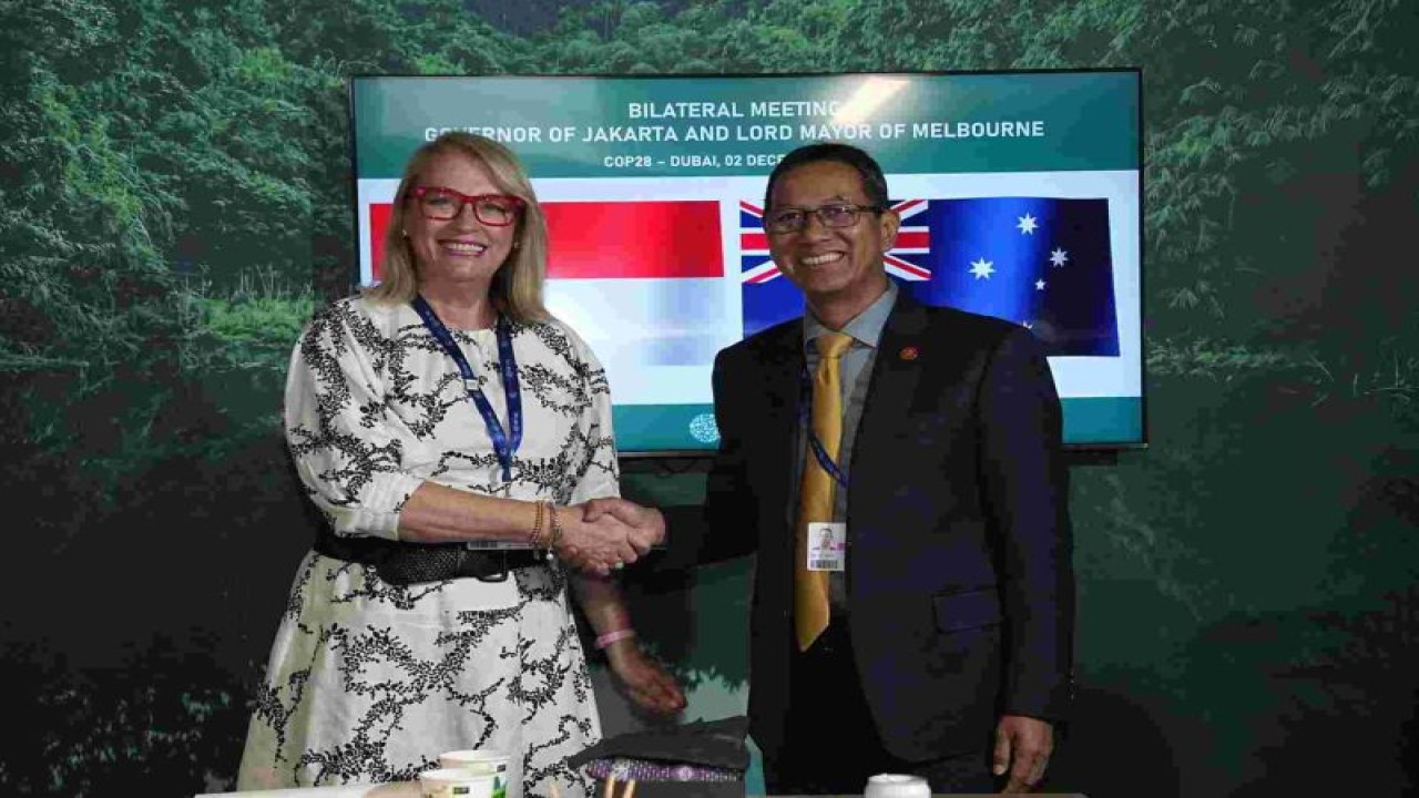 Penjabat Gubernur DKI Jakarta Heru Budi Hartono (kanan) dan Wali Kota Melbourne Sally Capp (kiri) dalam Konferensi Tingkat Tinggi Perubahan Iklim - COP 28 di Dubai, Sabtu (2/12/2023). ANTARA/HO-Pemerintah Provinsi DKI