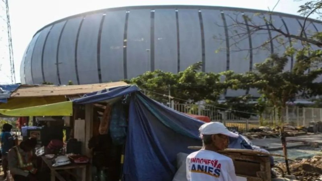 Arsip foto - Warga melakukan aktivitas di depan tenda tempat tinggalnya di Kawasan Jakarta International Stadium (JIS), Jakarta, Jumat (22/9/2023). Warga Kampung Bayam diminta mengosongkan tenda yang didirikan di area sekitar Jakarta International Stadium (JIS) pada hari ini Jumat (22/9), namun, warga masih memilih bertahan dikarenakan belum mendapatkan kesepakatan untuk tempat tinggal. (ANTARA FOTO/Asprilla Dwi Adha/foc)