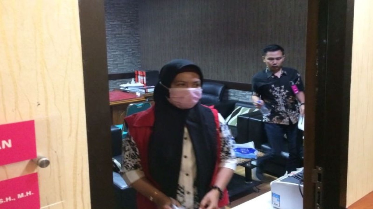 Tersangka HW mengenakan rompi tahanan setelah menjalani pemeriksaan di Kantor Kejati Jatim, Surabaya, Selasa malam (5/12/2023). ANTARA/HO-Penkum Kejati Jatim