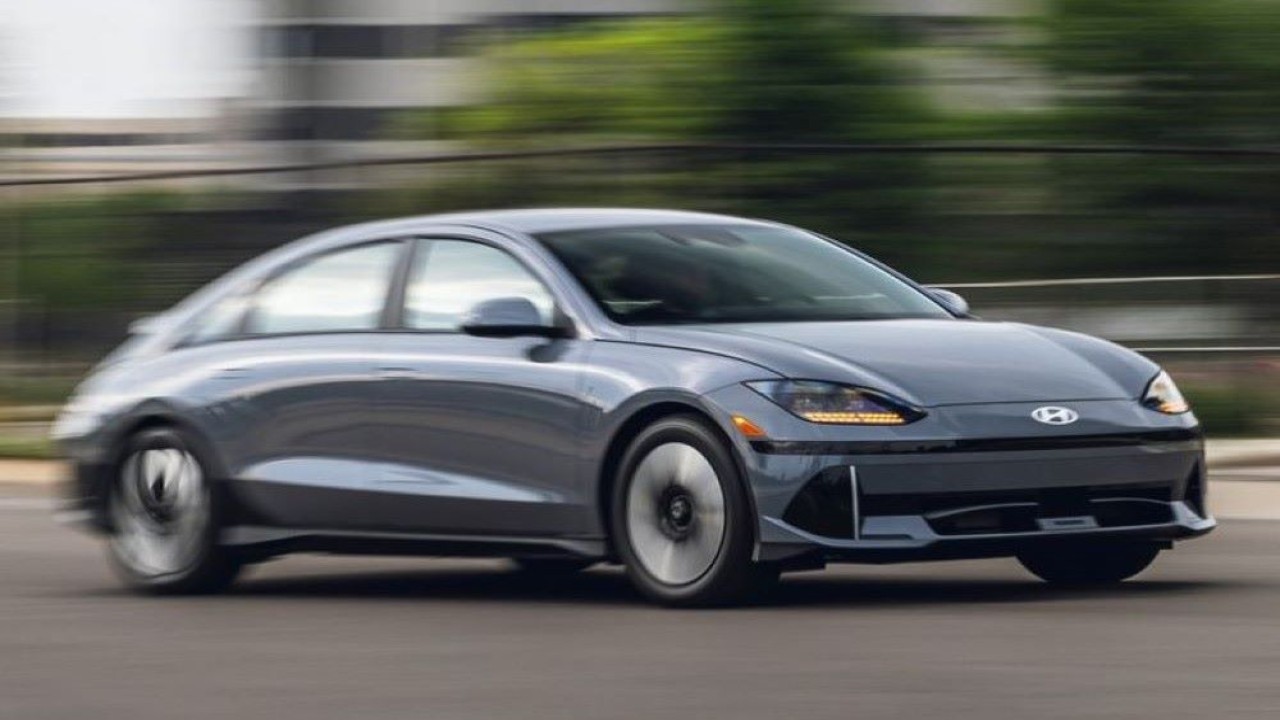 Kendaraan listrik Hyundai Ioniq 6. (Car and Driver)