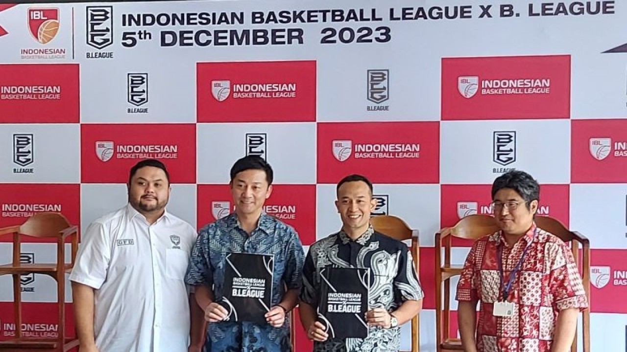 Dirut IBL Junas Miradiarsyah (kedua kanan) dan Pemimpin B.League Shinji Shimada (kedua kiri) berfoto bersama usai menandatangani nota kesepahaman kerja sama kedua pihak di Hotlet Atlet Century Senayan Jakarta, Selasa (5/12/2023). (ANTARA/Aditya Ramadhan)