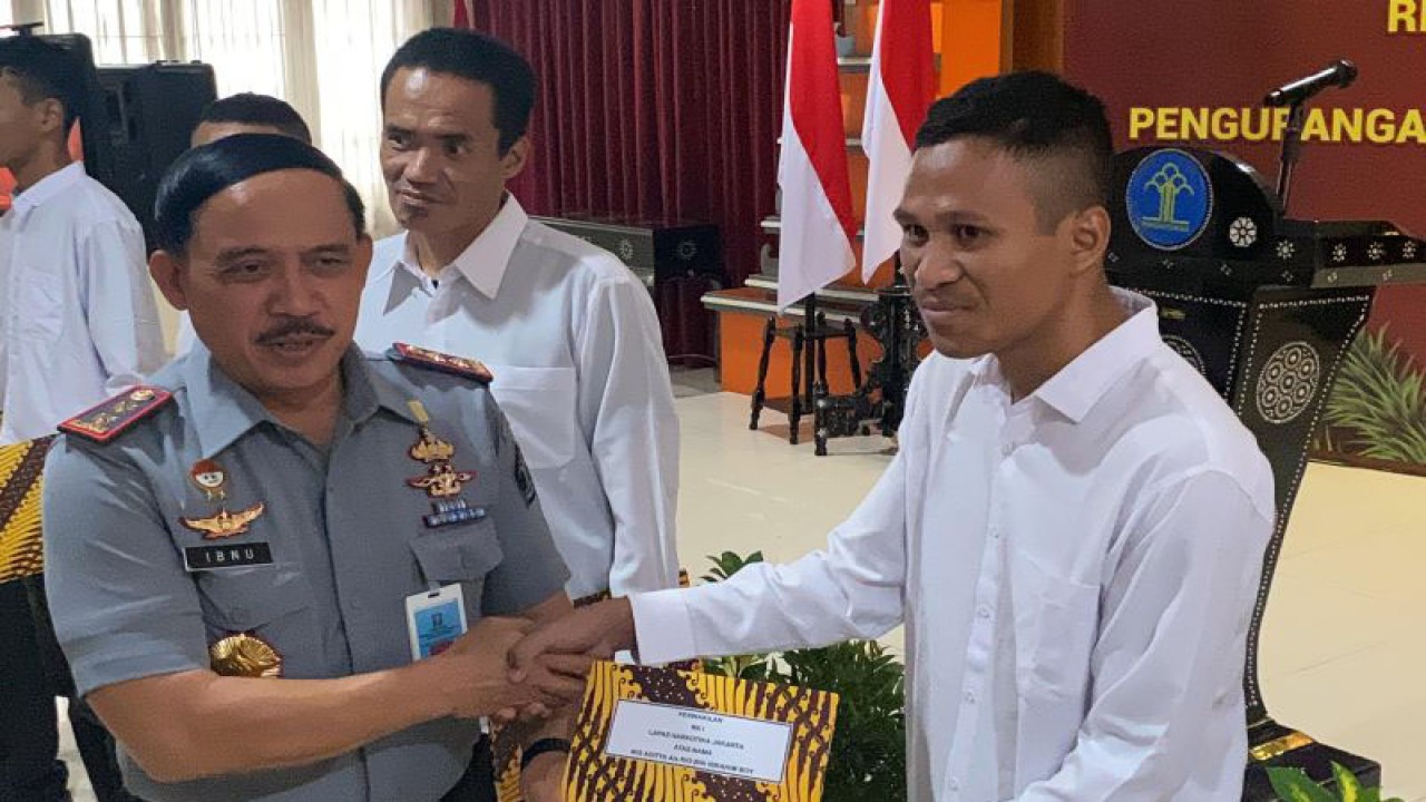 Kepala Kantor Wilayah Kemenkumham DKI Jakarta Ibnu Chuldun saat menyerahkan surat remisi Natal 2023 secara simbolis kepada perwakilan warga binaan di Lapas Kelas I Cipinang, Jatinegara, Jakarta Timur, Senin (25/12/2023). ANTARA/Syaiful Hakim