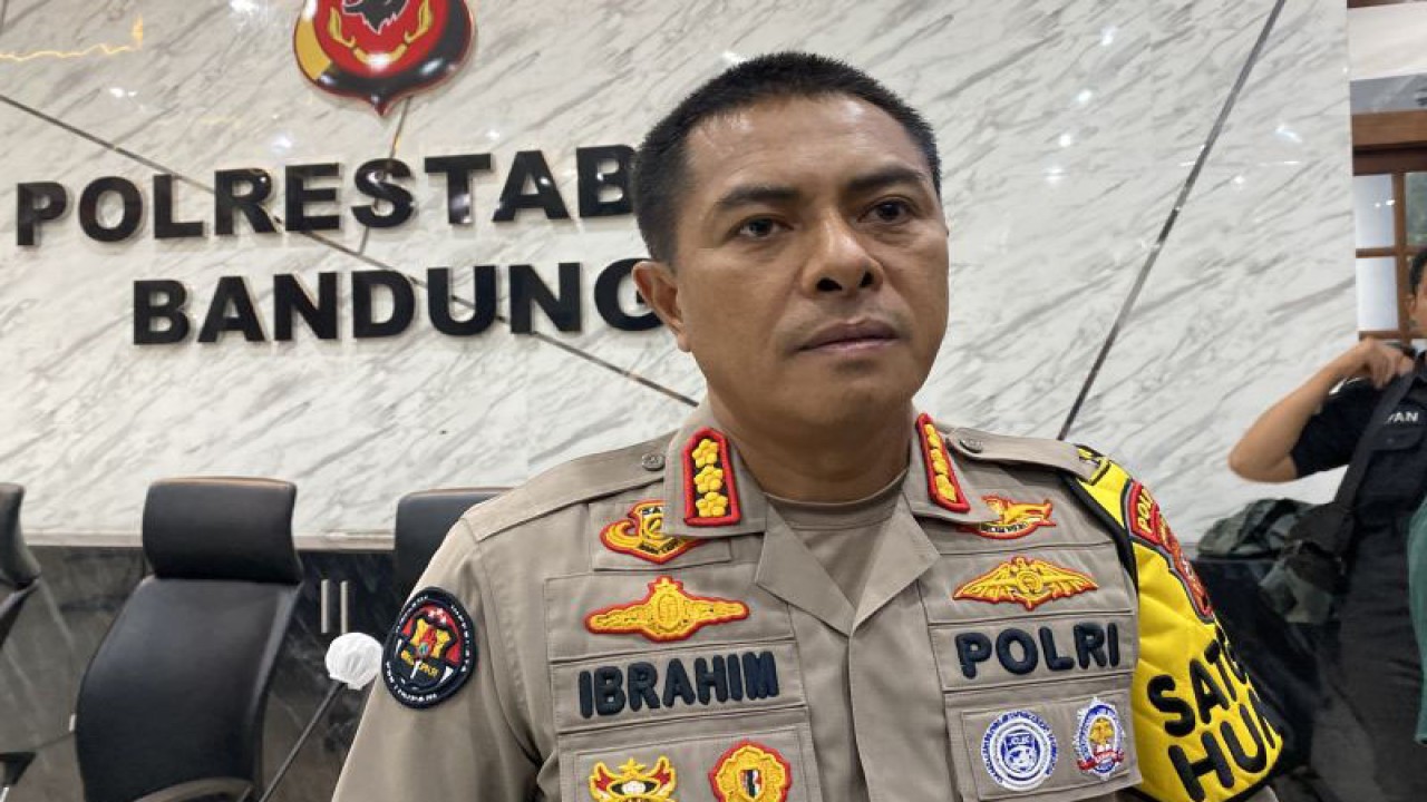 Kepala Bidang Humas Polda Jabar Kombes Pol Ibrahim Tompo saat memberikan keterangan di Bandung, Jawa Barat, Jumat (29/12/2023). (ANTARA/Rubby Jovan)