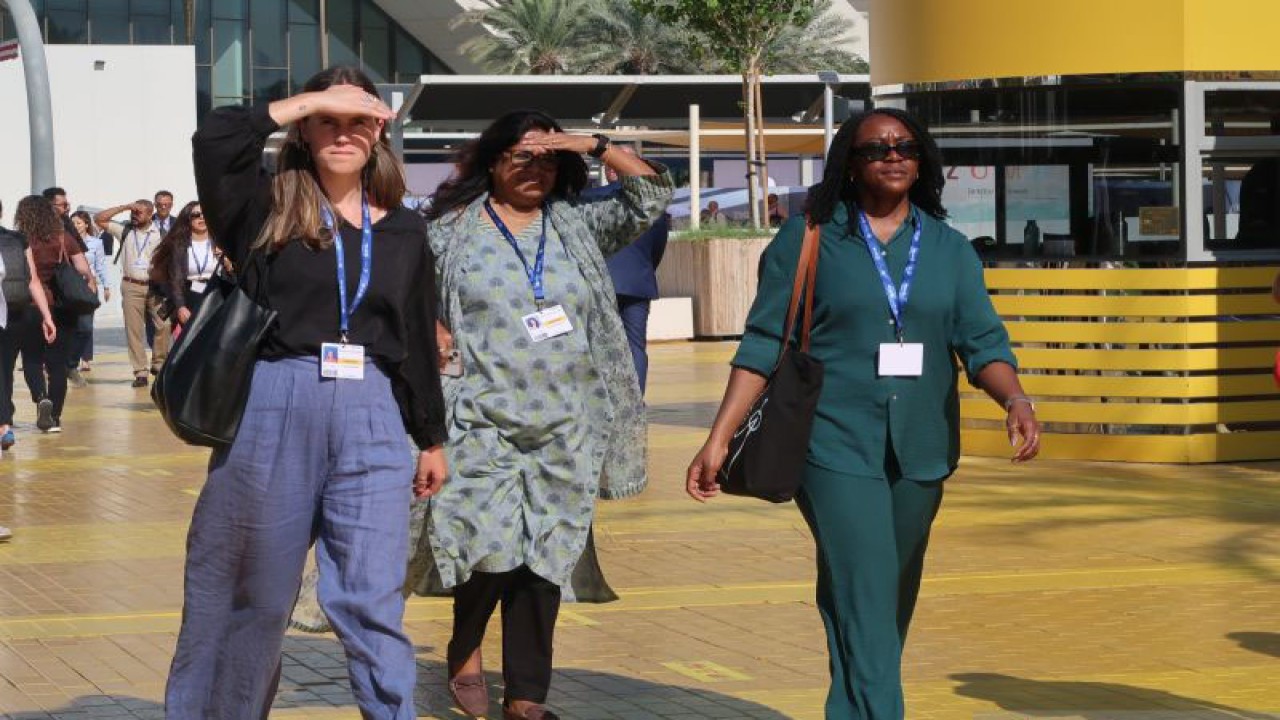 Ilustrasi: Sejumlah delegasi peserta perhelatan konferensi perubahan iklim COP28 UNFCCC memayungi wajah mereka dengan tangan untuk menghalau terik sinar matahari di Expo City Dubai, Uni Emirat Arab, Jumat (1/12/2023). (ANTARA/Sugiharto Purnama)