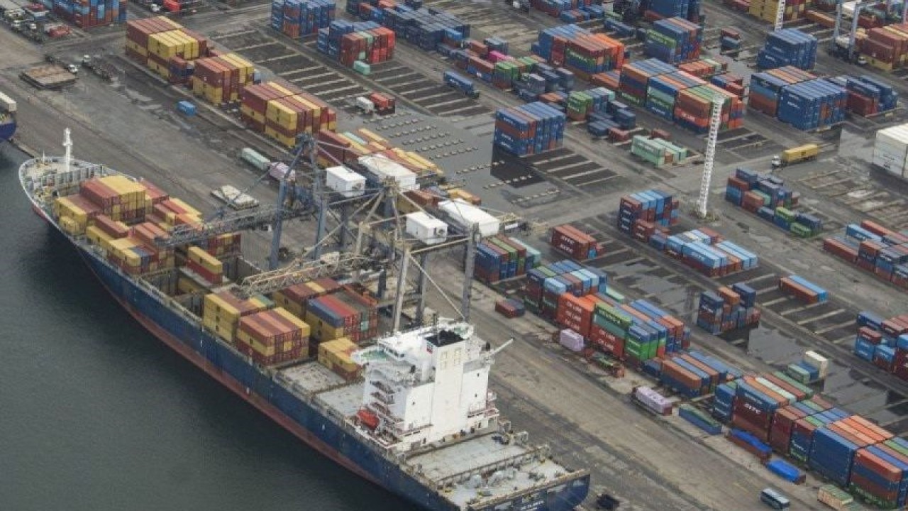 Ilustrasi - Aktivitas petikemas di pelabuhan Tanjung Priok, Jakarta (ANTARA FOTO/Aditya Pradana Putra.)