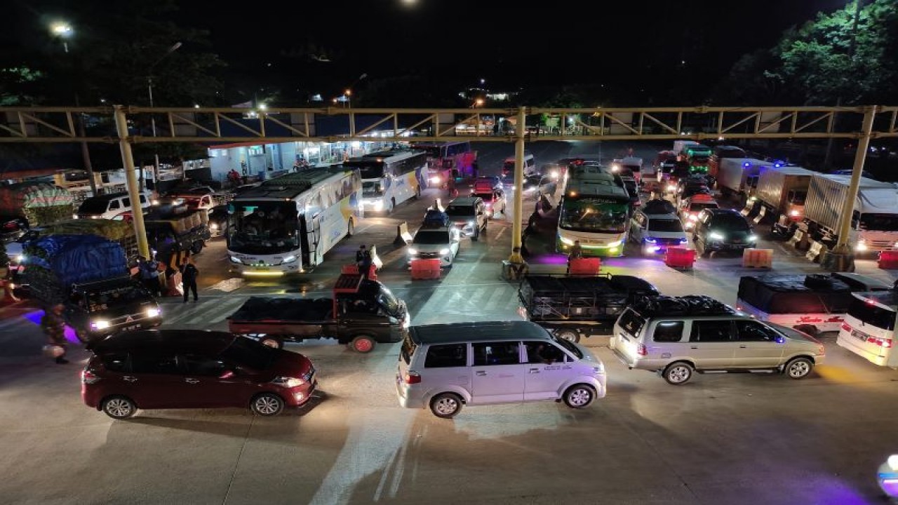 Ilustrasi- Kendaraan yang ada di Pelabuhan Bakauheni pada periode libur Idul Fitri 2023 lalu. ANTARA/Ruth Intan Sozometa Kanafi.