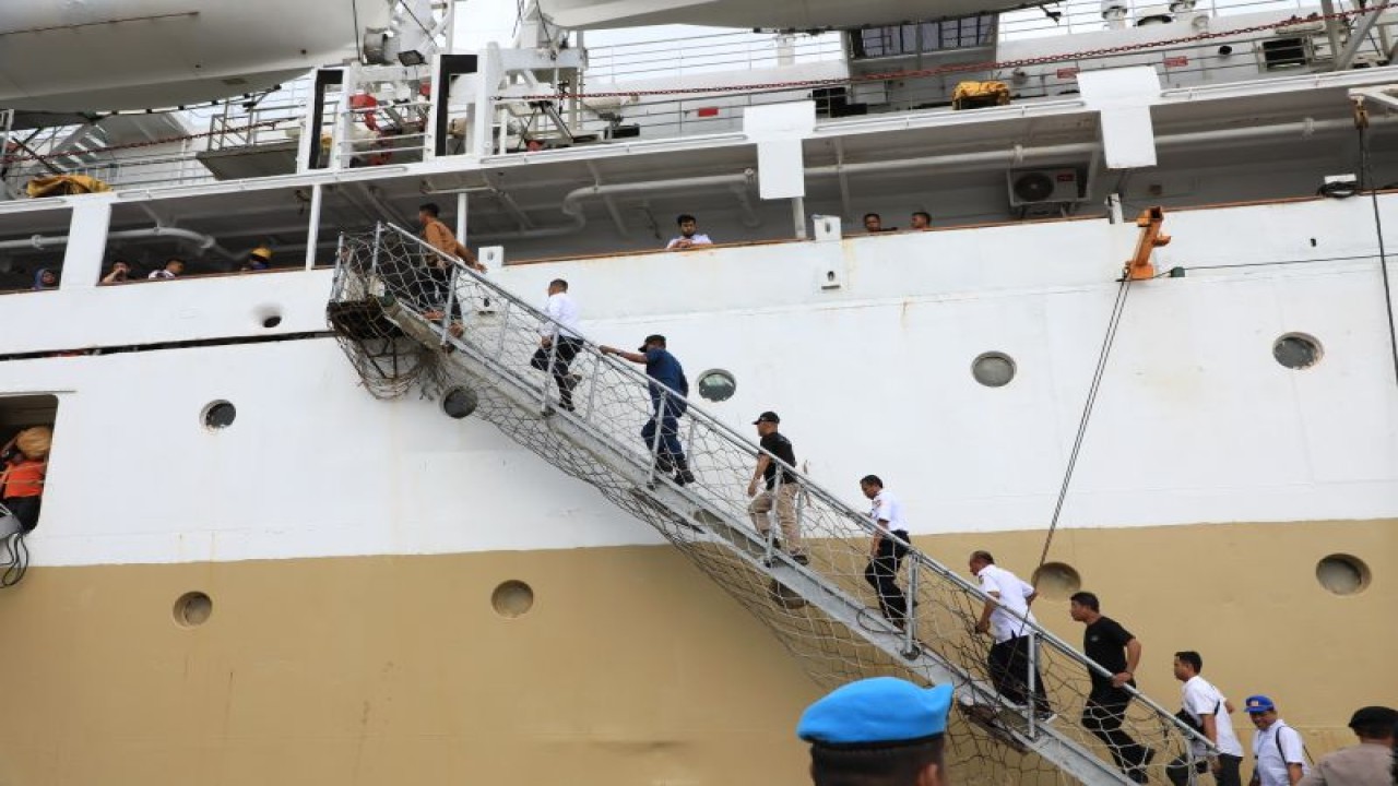 Ilustrasi - Para penumpang naik kapal Pelni (ANTARA/HO-Kemenhub)