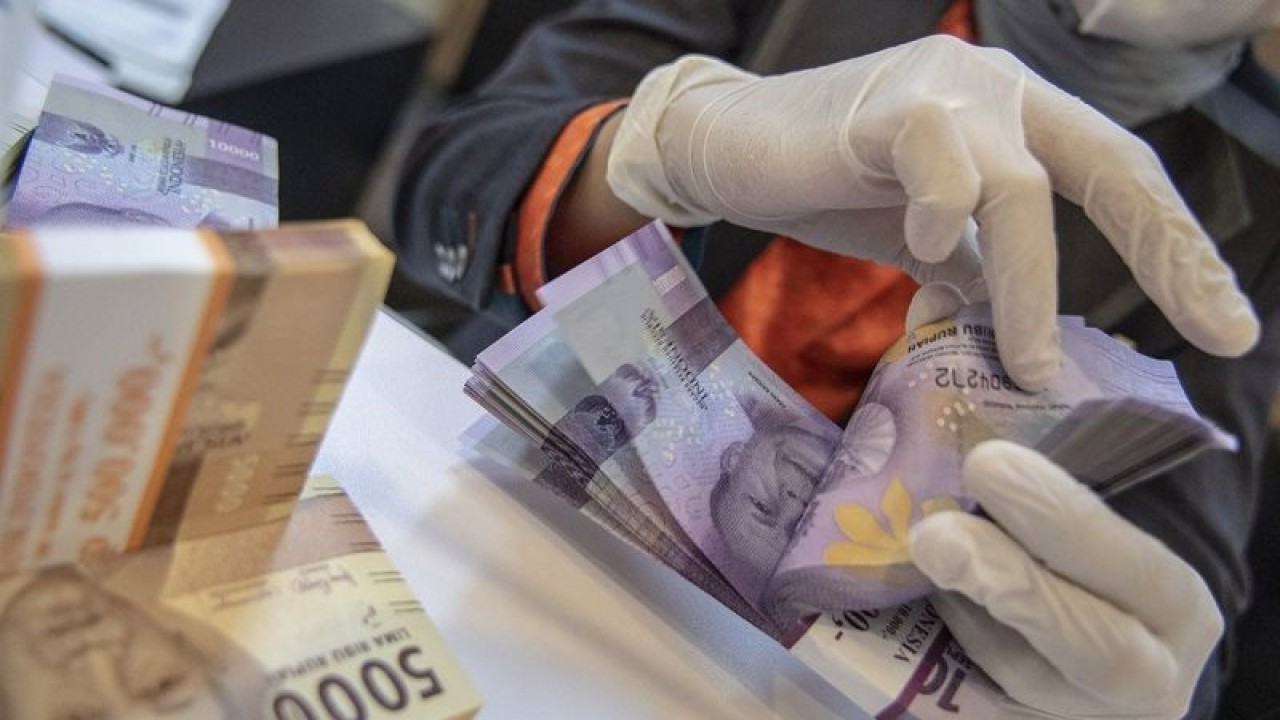 Ilustrasi - Petugas perbankan menghitung uang pecahan rupiah. ANTARA FOTO/Muhammad Adimaja/aww/aa.