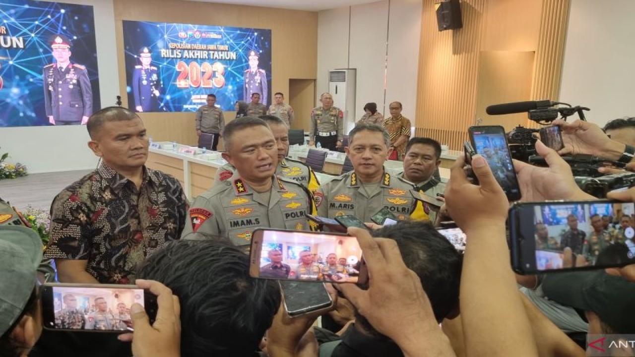 Kapolda Jatim Irjen Pol. Imam Sugianto saat menjawab pertanyaan dari awak media. ANTARA/Willi Irawan