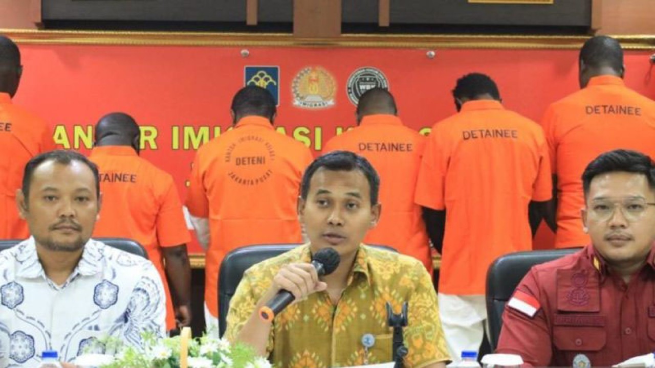 Kepala Kantor Imigrasi Jakarta Pusat Wahyu Hidayat memberikan keterangan di Kantor Imigrasi, Kemayoran, Jakarta, Jumat (29/12/2023). ANTARA/HO-Imigrasi Jakarta Pusat