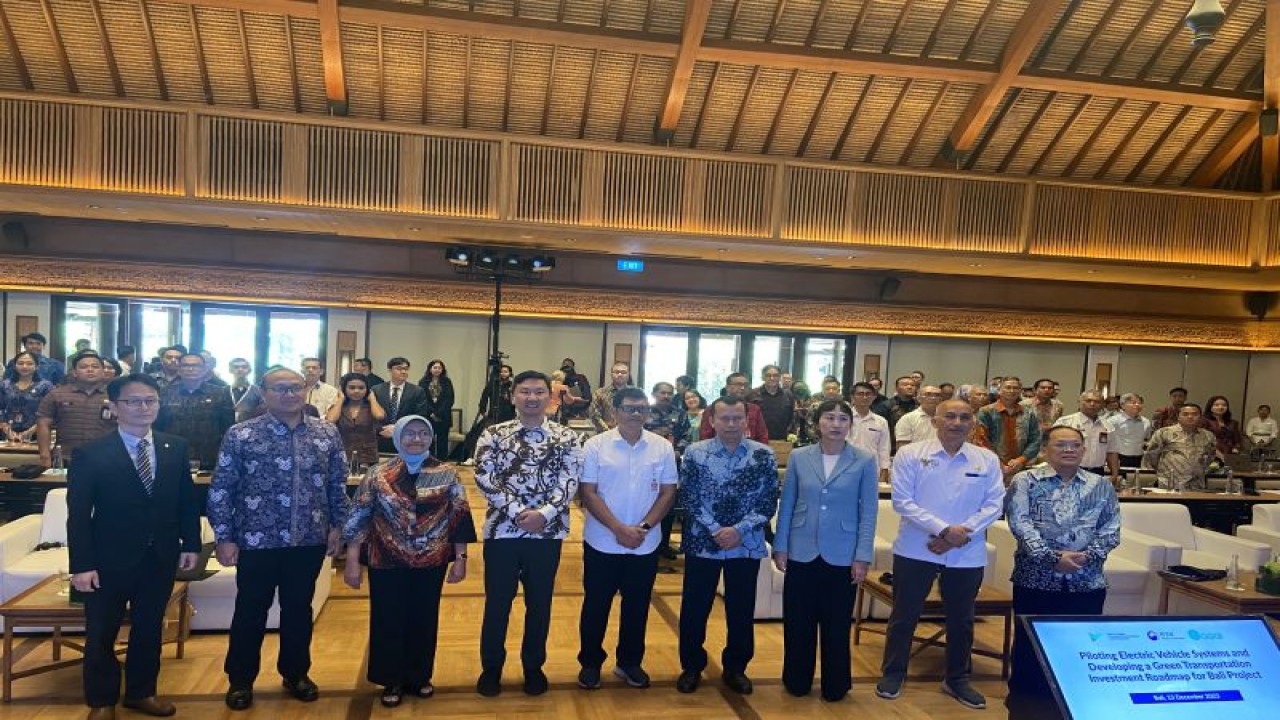 Kementerian PPN/Bappenas mewakili Pemerintah Indonesia bersama Pemerintah Korsel dan GGGI dalam penandatanganan nota kesepahaman pengembangan bus listrik di Bali, Denpasar, Rabu (13/12/2023). ANTARA/Ni Putu Putri Muliantari