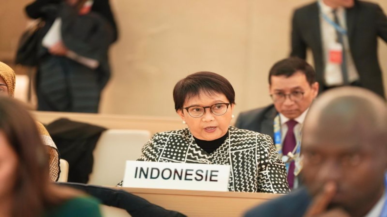 Menteri Luar Negeri Retno Marsudi menyampaikan komitmen nasional Indonesia untuk pemajuan hak asasi manusia, dalam Peringatan ke-75 Tahun Deklarasi Universal HAM di Markas Dewan HAM PBB, Jenewa, Swiss, Senin (11/12/2023). (ANTARA/HO-Kemlu RI)