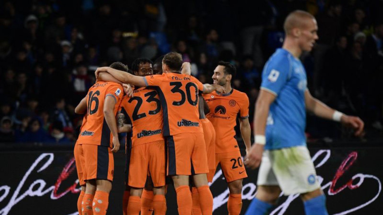 Para pemain Inter Milan merayakan gol yang dicetak Marcus Thuram ke gawnag Napoli, pada pertandingan Liga Italia yang dimainkan di Stadion Diego Armando Maradona, Naples, Minggu (3/12/2023). (ANTARA/AFP/Filippo MONTEFORTE)