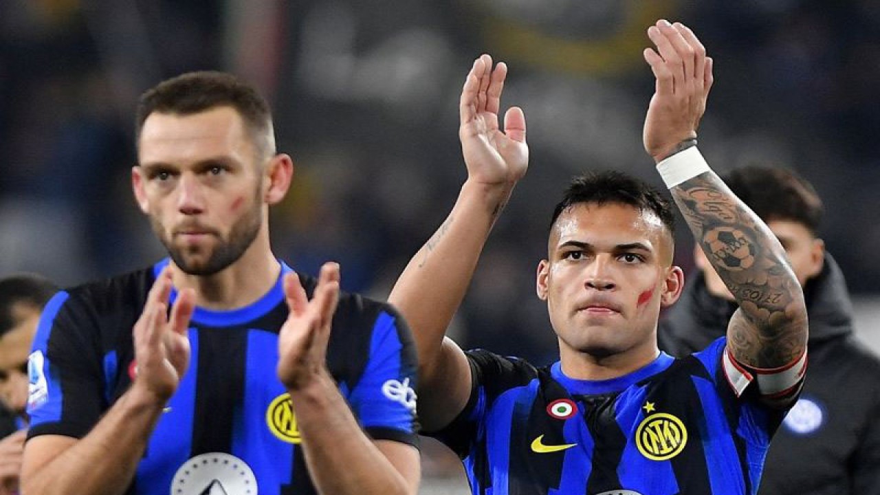 Pemain Inter Milan Stefan de Vrij dan Lautaro Martinez memberikan tepuk tangan kepada para penggemarnya pada Seri A Liga Italia antara Juventus melawan Inter Milan di Allianz Stadium, Turin, Italia, Minggu (26/11/2023). Hasil laga imbang dengan skor 1-1. ANTARA FOTO/REUTERS/Massimo Pinca/Spt.