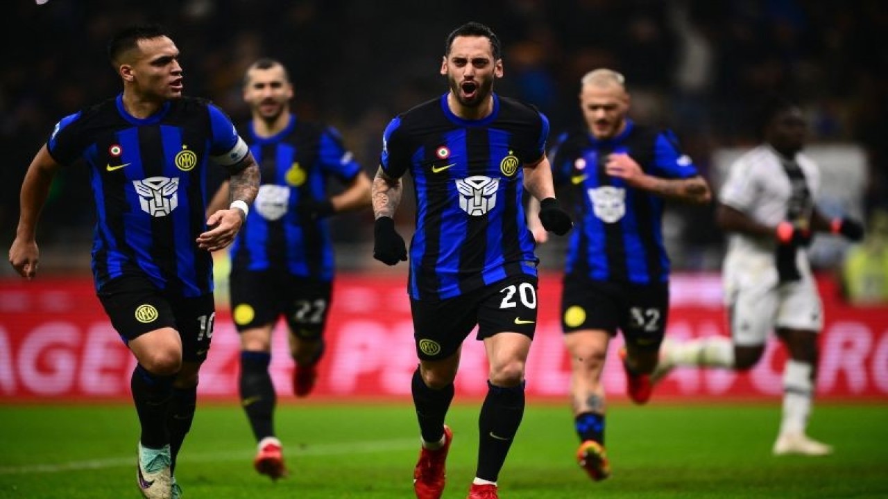 Penyerang Inter Milan Hakan Calhanoglu (tengah) merayakan gol yang dicetaknya ke gawang Udinese pada pertandingan Liga Italia yang dimainkan di Stadion San Siro, Milan, Sabtu (9/12/2023). (ANTARA/AFP/MARCO BERTORELLO)