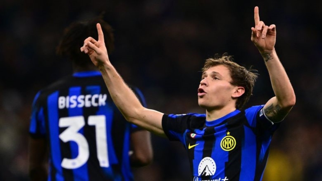 Gelandang Inter Milan Nicolo Barella merayakan gol kedua yang dicetaknya pada pertandingan Liga Italia melawan Lecce yang dimainkan di Stadion San Siro, Milan, Sabtu (23/12/2023). (ANTARA/AFP/MARCO BERTORELLO)