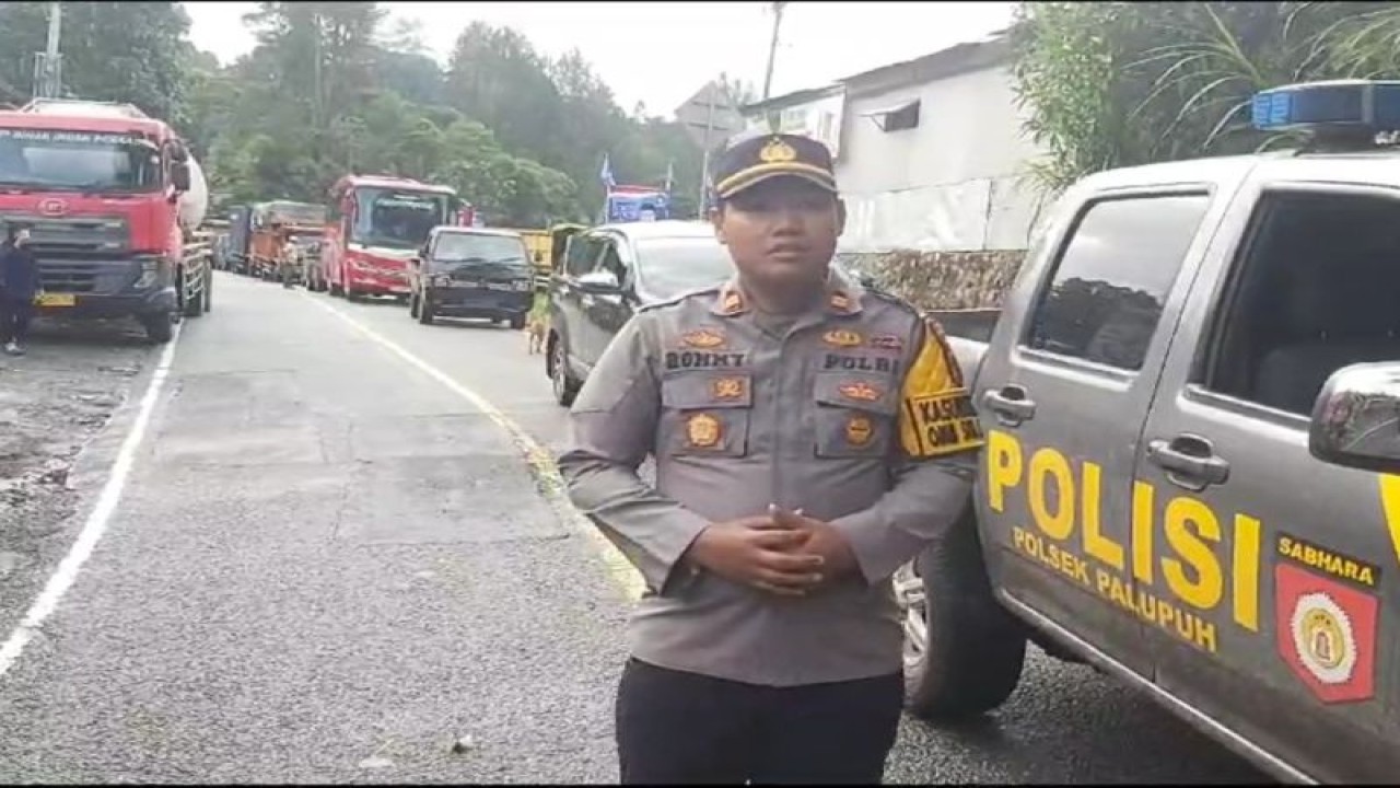 Kepala Kepolisian Sektor Palupuh Iptu Rommy menyampaikan keterangan mengenai penanganan kemacetan lalu lintas kendaraan akibat longsor di jalur jalan Bukittinggi-Medan di Kecamatan Palupuh, Kabupaten Agam, Provinsi Sumatera Barat, Kamis (14/12/2023). (ANTARA/Altas Maulana)
