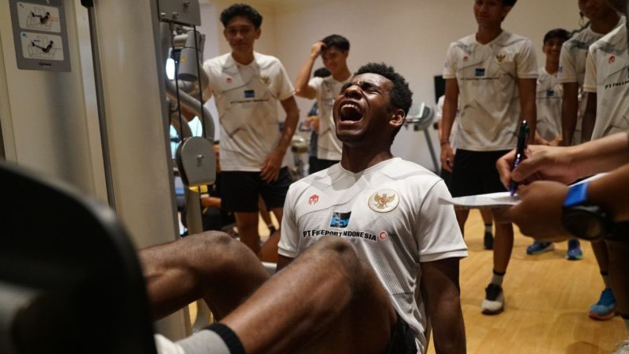 Pemain timnas Indonesia U-20 Iqbal Gwijangge saat mengikuti pemusatan latihan (TC) di Qatar. (ANTARA/Ho/PSSI)