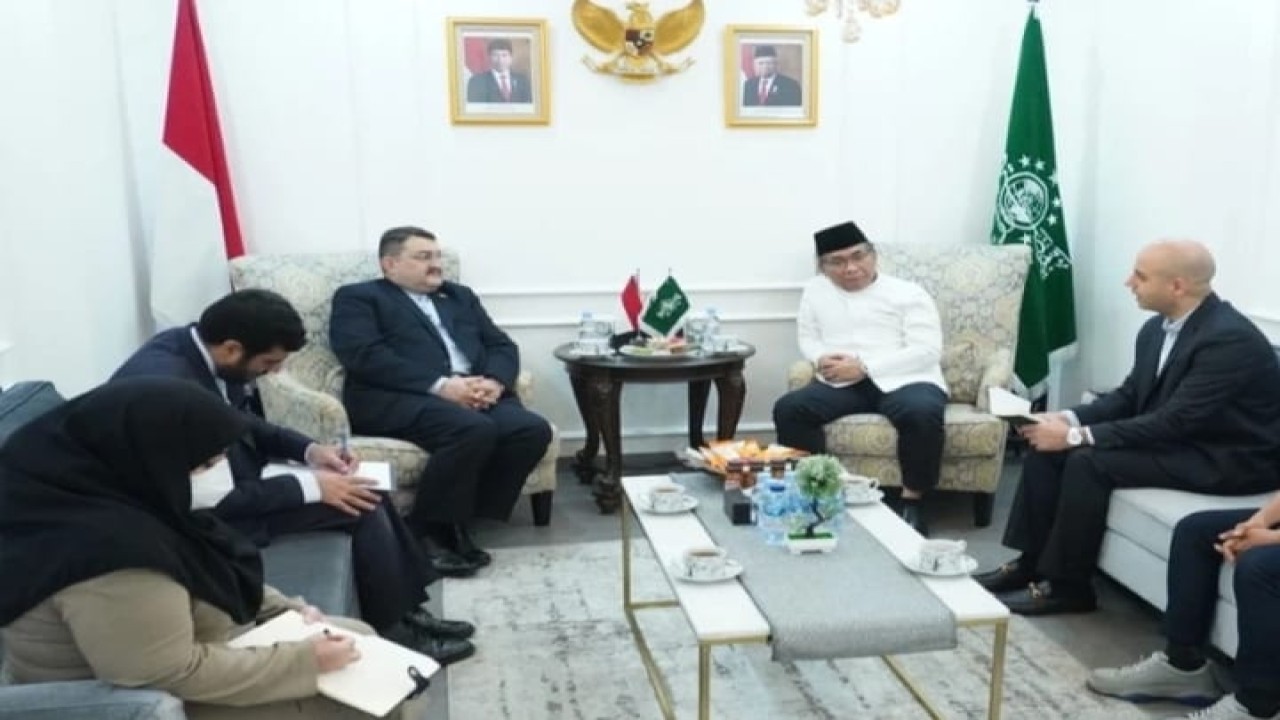 Pertemuan antara Ketum PBNU Gus Yahya dengan Dubes Iran Mohammad Boroujerdi, di lantai 3 Gedung PBNU, Jalan Kramat Raya 164 Jakarta, Selasa (5/1/12/2023). (Foto: NU Online/Suwitno)