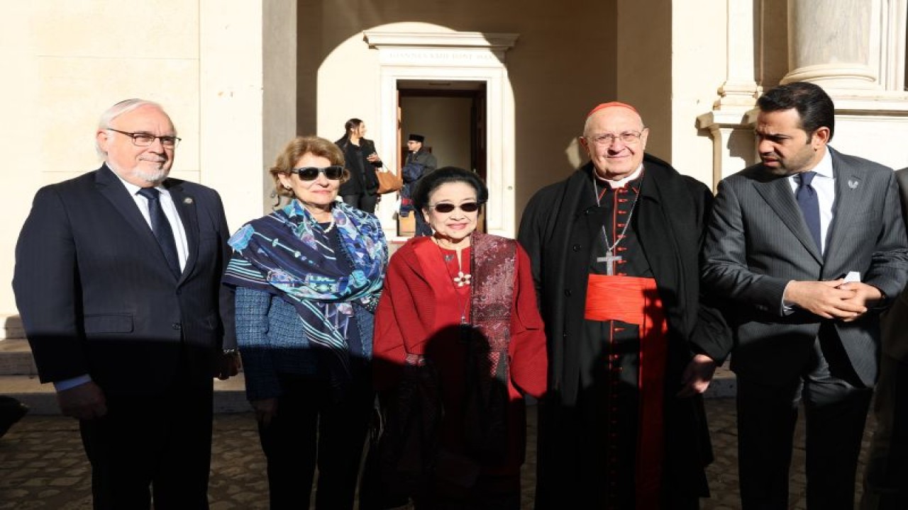 Presiden ke-5 RI Megawati Soekarnoputri (tengah) bersama anggota Dewan Juri Zayed Award for Human Fraternity 2024 berfoto bersama usai bertemu Paus Fransiskus di Istana Apostolik, Vatikan, Senin (18/12/2023). (ANTARA/Monang Sinaga)
