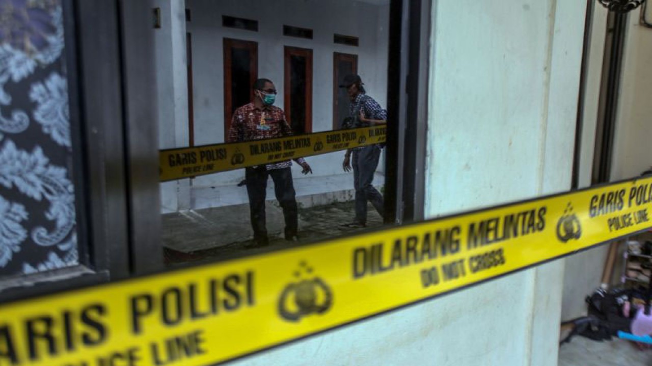 Refleksi warga melihat kondisi rumah kontrakan tempat terjadinya kasus pembunuhan empat orang anak di Jagakarsa, Jakarta Selatan, Kamis (7/12/2023). ANTARA FOTO/Yulius Satria Wijaya/nz.
