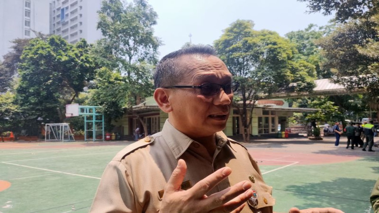 Kepala Suku Dinas Pendidikan Wilayah II Jakarta Barat merangkap Pelaksana Tugas (Plt) Kepala Suku Dinas Pendidikan Wilayah I Jakarta Barat, Junaedi saat ditemui di SMA Negeri 78 Jakarta, Kemanggisan, Palmerah, Jakarta Barat, Selasa (26/9/2023). ANTARA/Risky Syukur