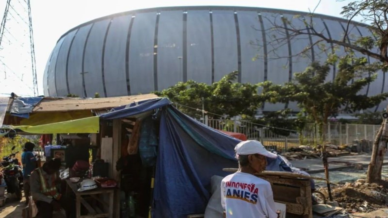 Warga melakukan aktivitas di depan tenda tempat tinggalnya di Kawasan Jakarta International Stadium (JIS), Jakarta, Jumat (22/9/2023). Warga Kampung Bayam diminta mengosongkan tenda yang didirikan di area sekitar Jakarta International Stadium (JIS) pada hari ini Jumat (22/9), namun, warga masih memilih bertahan dikarenakan belum mendapatkan kesepakatan untuk tempat tinggal. ANTARA FOTO/Asprilla Dwi Adha/foc.