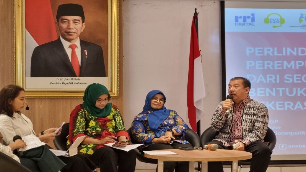 Jaksa Utama Muda pada Jaksa Agung Muda Tindak Pidana Umum (Jampidum) Kejaksaan Agung Robert Parlindungan Sitinjak (kanan) dalam acara talkshow "Perlindungan Perempuan dari Segala Bentuk Kekerasan", di Jakarta, Jumat (1/12/2023). (ANTARA/ Anita Permata Dewi)