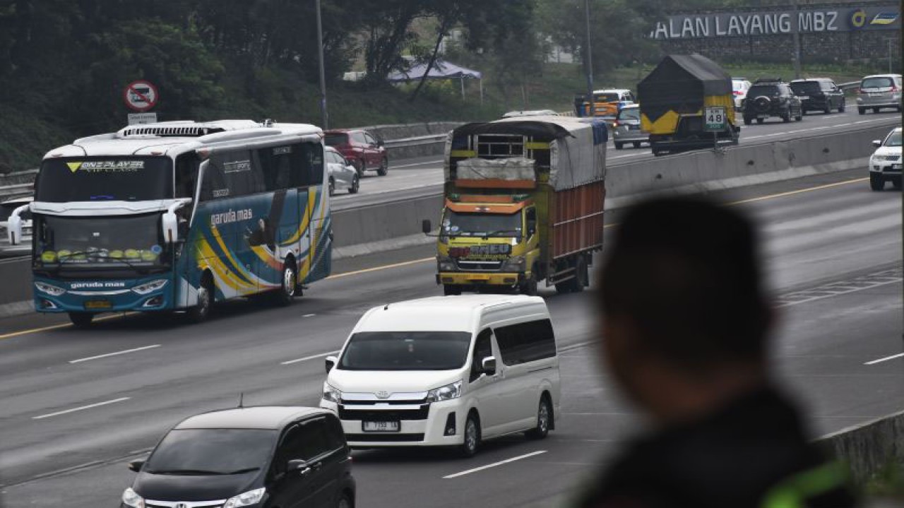 Seorang petugas mengamati sejumlah kendaraan yang melintas di Jalan Tol Jakarta-Cikampek kilometer 47 di Kabupaten Karawang , Jawa Barat, Minggu (24/12/2023). ANTARA FOTO/Fakhri Hermansyah/YU