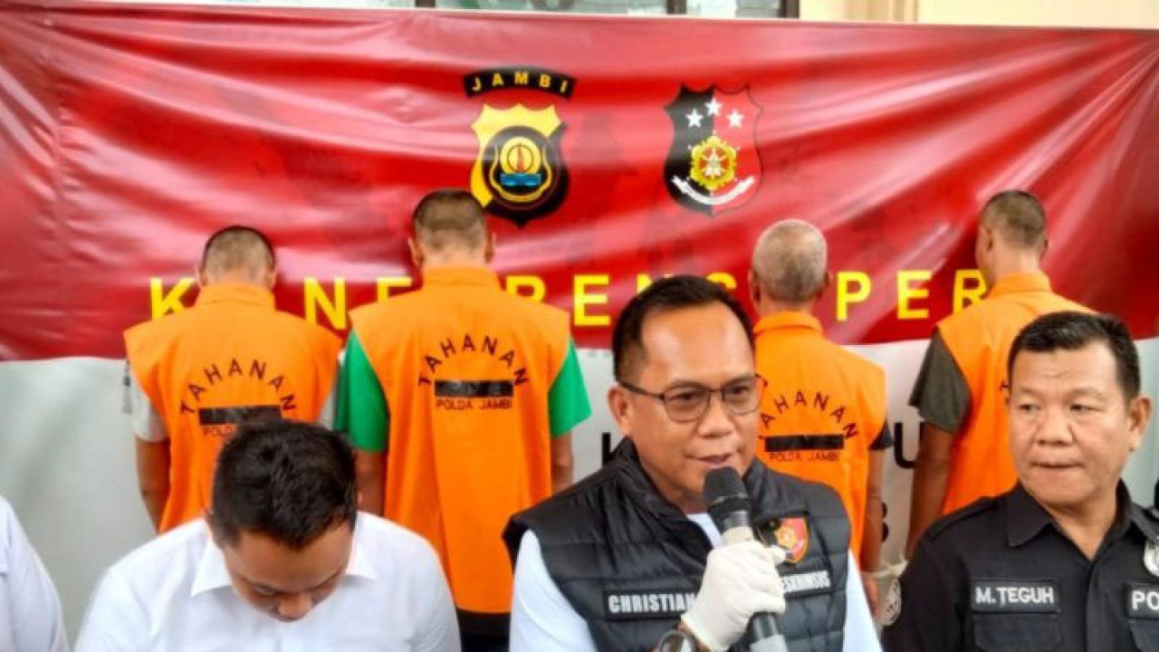 Polda Jambi mengungkap kasus pemalsuan dan pemurnian BBM, di Jambi, Senin (4/12/2023). (ANTARA/Tuyani)