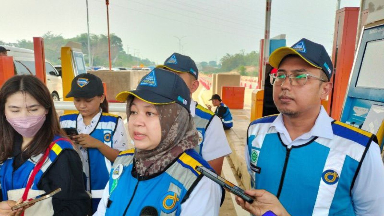 Corporate Communication & Community Development Group Head Jasa Marga Lisye Octaviana menyampaikan keterangan kepada awak media di Tol Japek 2 Selatan, Kabupaten Purwakarta, Jawa Barat pada Senin (18/12/2023). ANTARA/Aji Cakti