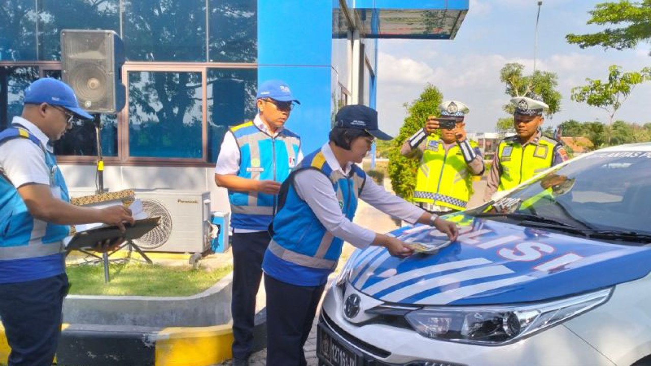 Direktur Utama JSN Mery Natacha Panjaitan menempelkan stiker Jasa Marga Siaga pada salah satu kendaraan patroli sebagai kesiapan JSN menghadapi momentum Natal 2023 dan Tahun Baru 2024 di Solo, Jawa Tengah, Senin (18/12/2023). ANTARA/Aris Wasita