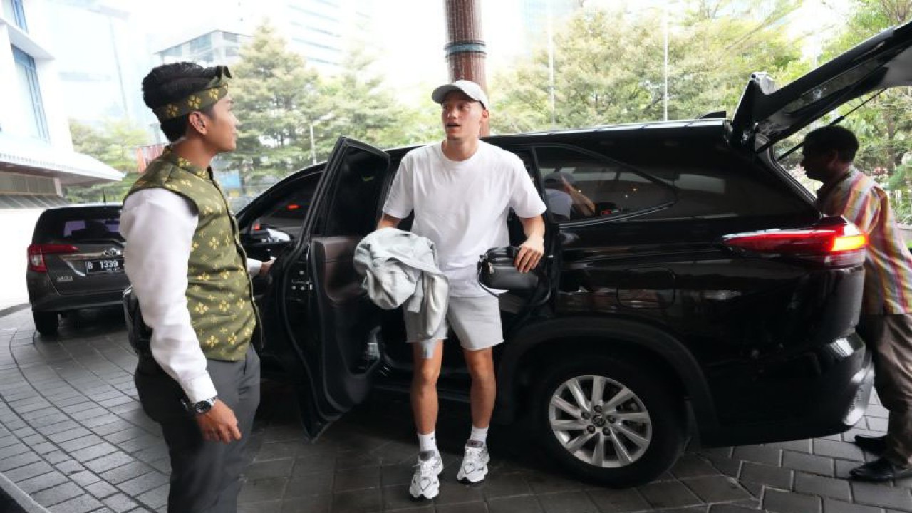 Salah satu calon pemain naturalisasi tim nasional Indonesia, Jay Idzes saat tiba di bandara Soekarno-Hatta, Tangerang, Banten, Rabu (27/12/2023). (ANTARA/HO-PSSI)