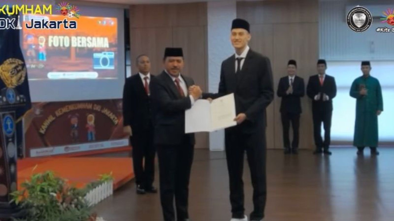 Tangkapan Layar - Salah satu calon pemain naturalisasi Tim Nasional Indonesia, Jay Noah Idzes (kanan) bersama Kepala Kantor Wilayah (Kanwil) Kementerian Hukum dan Hak Asasi Manusia (Kemenkumham) DKI Jakarta Ibnu Chuldun (kiri) dalam acara pengambilan sumpah janji setia pewarganegaraan di Kanwil Kemenkumham DKI Jakarta, Jakarta, Kamis (28/12/2023). (ANTARA/Agatha Olivia Victoria)