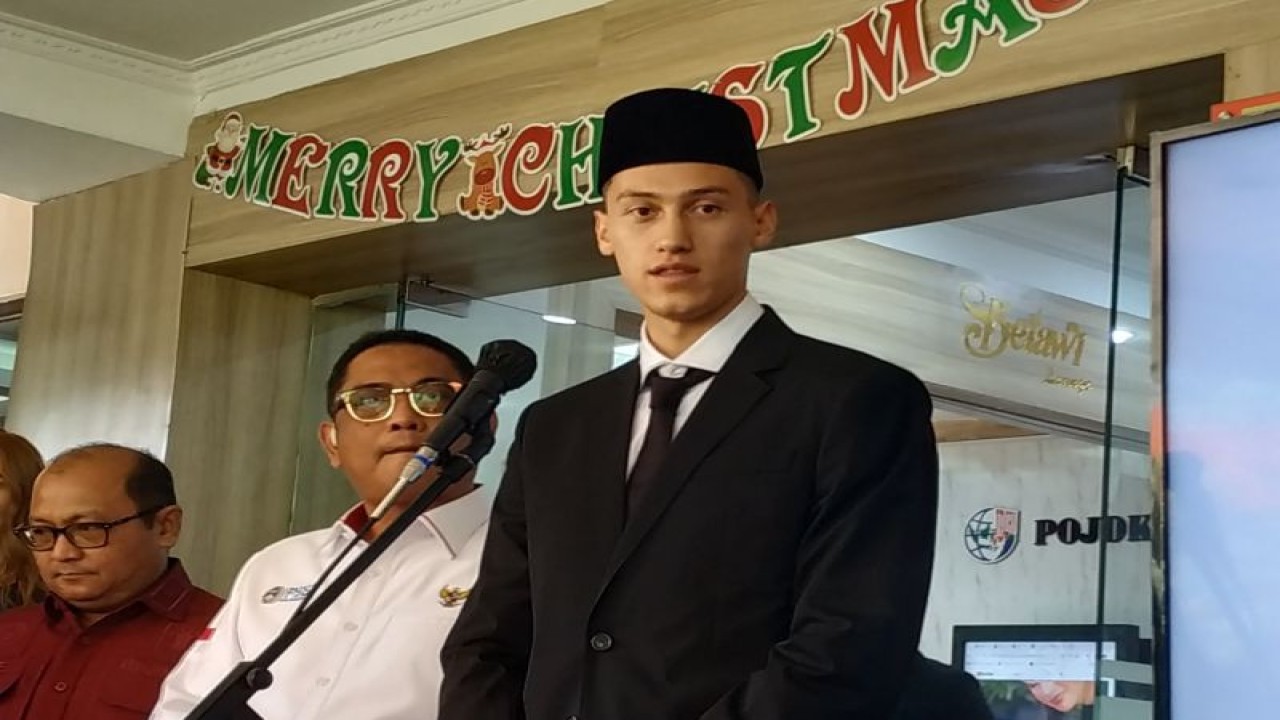 Salah satu calon pemain naturalisasi Tim Nasional (Timnas) Indonesia, Jay Noah Idzes usai pengambilan sumpah janji setia pewarganegaraan di Kantor Wilayah (Kanwil) Kementerian Hukum dan Hak Asasi Manusia (Kemenkumham) DKI Jakarta, Jakarta, Kamis (28/12/2023). (ANTARA/Agatha Olivia Victoria)
