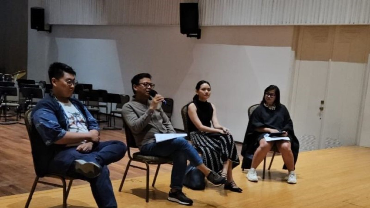 (Dari kiri) Anggota Batavia Madrigal Singer William Prasetyo, Direktur Musik dan Konduktor Jakarta Concert Orchestra (JCO) Avip Priatna, dan penyanyi Pepita Salim dalam media briefing An Anime Symphony di Jakarta, Kamis (7/12/2023). Jakarta Concert Orchestra membawakan 25 soundtrack dan score anime dalam konser orkestra "An Anime Symphony" pada Sabtu, 9 Desember 2023. (ANTARA/Mecca Yumna)