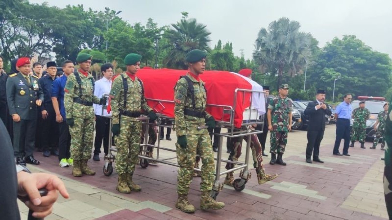 Jenazah mantan Kepala Badan Nasional Penanggulangan Bencana (BNPB) Letjen TNI (Purn) Doni Monardo tiba di Taman Makam Pahlawan (TMP) Kalibata, Jakarta Selatan, Senin (4/12/2023). (ANTARA/ Zubi Mahrofi)