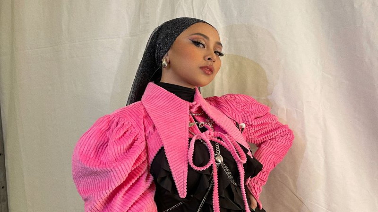 Musisi pop bergaya eksentrik Jinan Laetitia menghadirkan karya penutup akhir tahun "Indulgence". (ANTARA/HO/Warner Music Indonesia)