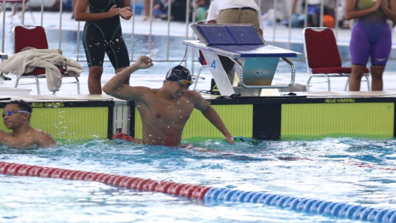 Atlet renang Joe Aditya bereaksi setelah mengetahui memecahkan rekor nasional atau rekornas dengan finis pertama di nomor 100 meter gaya kupu-kupu putra dalam ajang Kejuaraan Nasional (Kejurnas) 5th Indonesia Open Aquatic Championship atau IOAC 2023 di Stadion Akuatik Gelora Bung Karno, Jakarta, Sabtu (16/12/2023). (ANTARA/HO-Akuatik Indonesia)