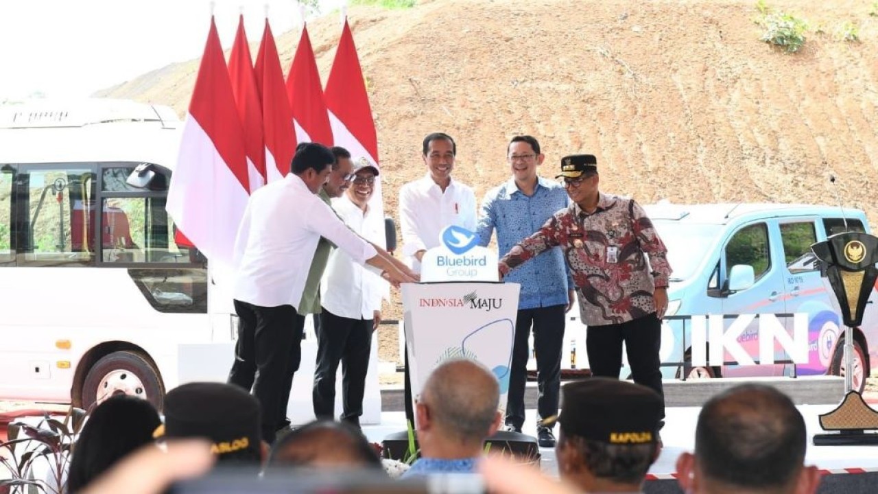 Presiden Jokowi meluncurkan transportasi ramah lingkungan Blue Bird Group, Kamis (21/12/2023) di IKN, Penajam Paser Utara, Kalimantan Timur. (BPMI Setpres/Muchlis Jr)