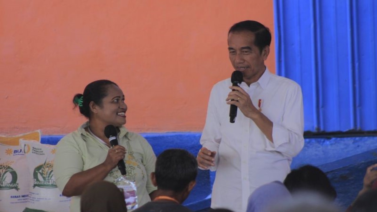Presiden Joko Widodo saat memberikan tantangan kepada seorang ibu untuk melafalkan Pancasila sebelum mendapatkan sepeda di Gudang Perum Bulog wilayah NTT, di Kupang, Rabu (6/12). ANTARA/Kornelis Kaha
