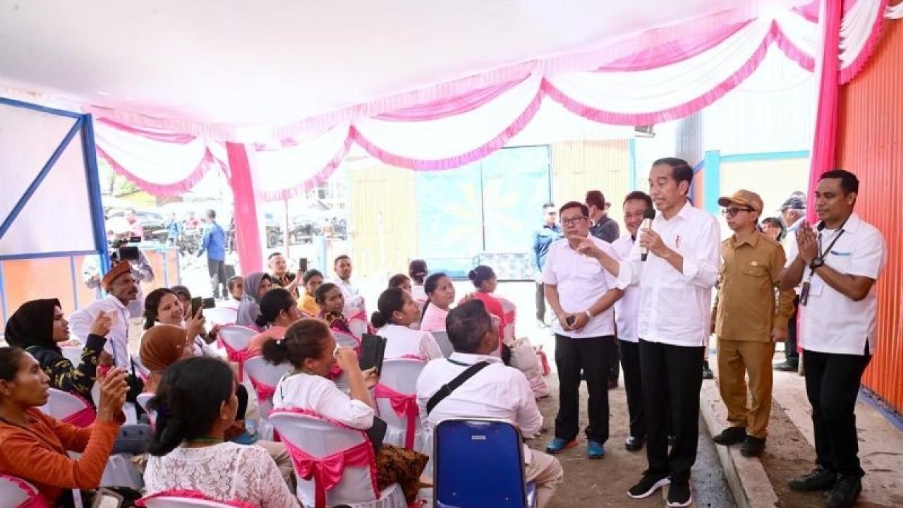 Presiden Joko Widodo menyapa masyarakat di Nagekeo, Provinsi Nusa Tenggara Timur (NTT), Selasa (5/12/2023). ANTARA/HO-Biro Pers Sekretariat Presiden.